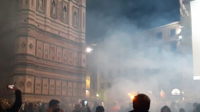 Firenze, manifestazione contro nuovo dpcm: scontri con le forze dell'ordine in centro.