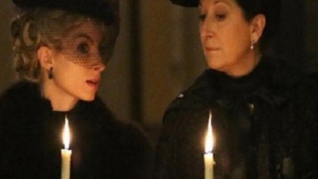 Una Vita, trame spagnole: Ursula semina paura nel quartiere.