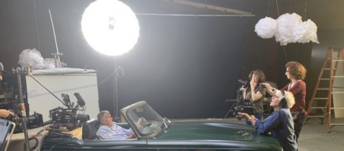 Filmagem de 'As Mortes de Dick Johnson', document&aacute;rio da Netflix. (Reprodu&ccedil;&atilde;o/Netflix)