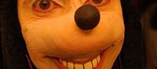 'Jonathan Galindo' se basa en una m&aacute;scara parecida a Goofy