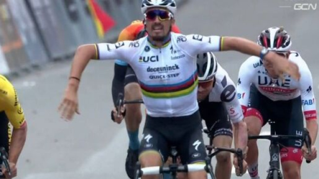 Alaphilippe esulta ma a vincere la Liegi Bastogne Liegi &egrave; Roglic