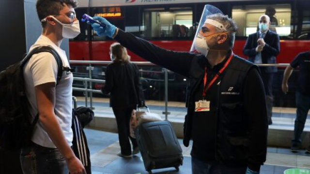 Coronavirus, il governo studia nuovo Dpcm: probabile chiusura anticipata per i locali, stretta su feste private.