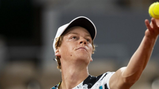 Jannik Sinner batte Zverev e si qualifica per i quarti di finale del Roland Garros.