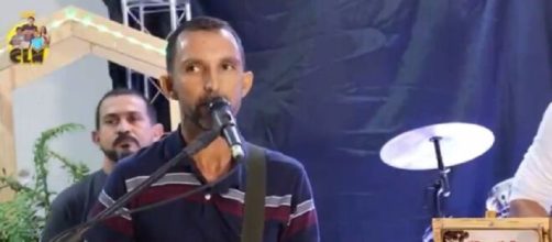 O cantor n&atilde;o resistiu ap&oacute;s passar mal durante live. (Reprodu&ccedil;&atilde;o/Redes Sociais)