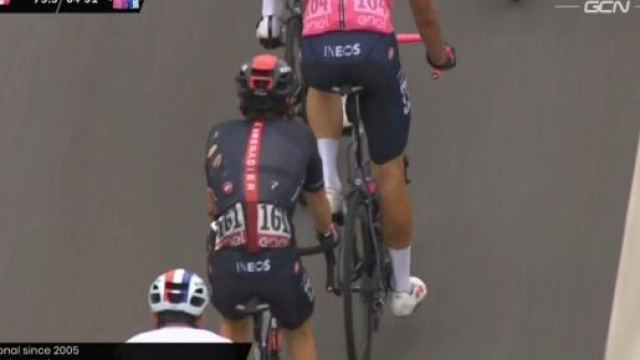 Geraint Thomas con la maglia strappata dopo la caduta.