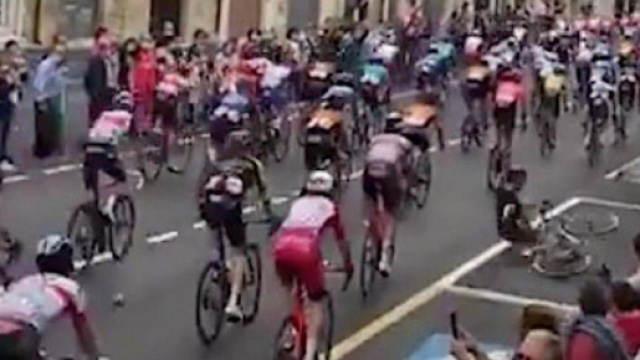 La caduta di Geraint Thomas al via da Enna.