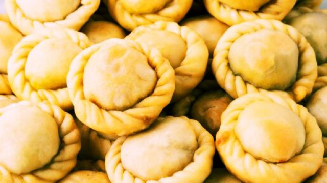 Le "impanadas" vanno servite calde ma possono essere gustate anche fredde.