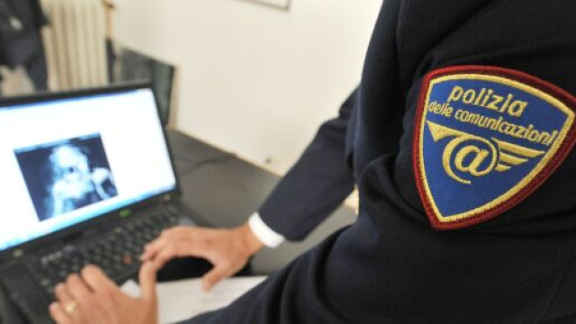 Roma, padre scopre sul cellulare del figlio di 13 anni le 'chat del suicidio': uno sconosciuto lo istigava ad autolesionarsi.