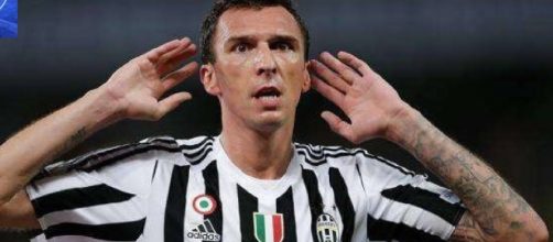 Mario Mandzukic, o atacante croata de 34 anos de idade, est&aacute; livre no mercado. (Youtube)