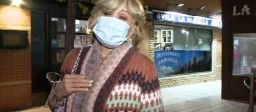 Mila Xim&eacute;nez a la salida del centro de salud donde realiza el tratamiento de quimioterapia para tratar su c&aacute;ncer de pulm&oacute;n.