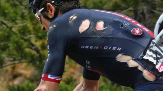 Geraint Thomas ferito dopo la caduta durante la terza tappa del Giro d'Italia.