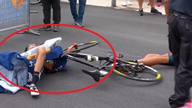 Giro d'Italia, le transenne travolgono van Empel e Wackermann.