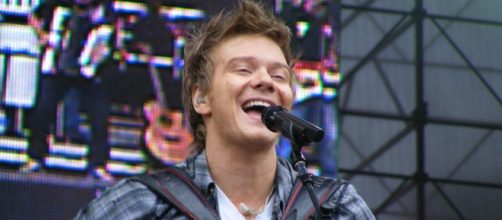 Michel Tel&oacute; faz live. (Arquivo Blasting News)