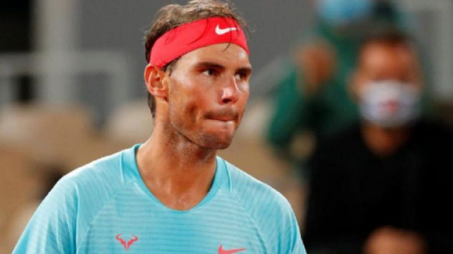 Rafa Nadal si lamenta per le condizioni climatiche al Roland Garros.