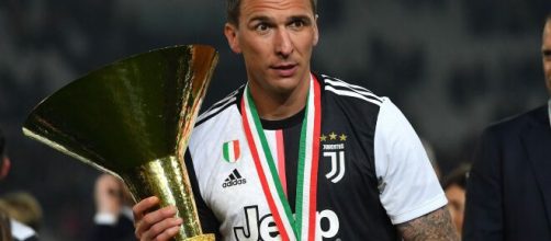 Multicampe&atilde;o, Mandzukic est&aacute; livre no mercado. (Arquivo Blasting News)