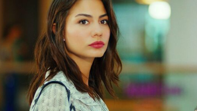 Demet &Ouml;zdemir &egrave; a Milano: dopo Can Yaman anche l'attrice di DayDreamer potrebbe essere ospite di Verissimo.