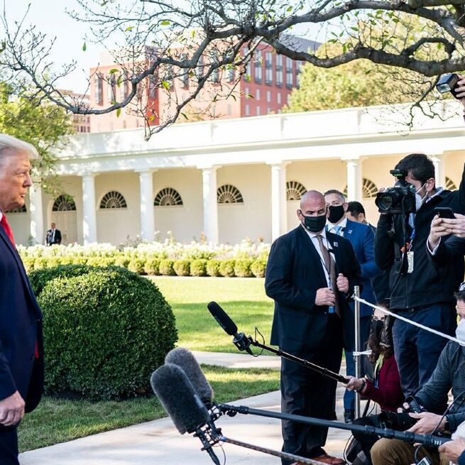 Presidente dos EUA, Donald Trump, conversa com jornalistas nos jardins da Casa Branca (Divulga&ccedil;&atilde;o/White House/Facebook)