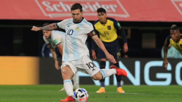 Argentina-Ecuador 1-0, il rigore di Messi (ph. Twitter seleccion argentina).