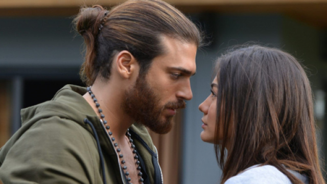 Can Yaman fa chiarezza sul rapporto con la collega Demet: 'Siamo solo amici'.