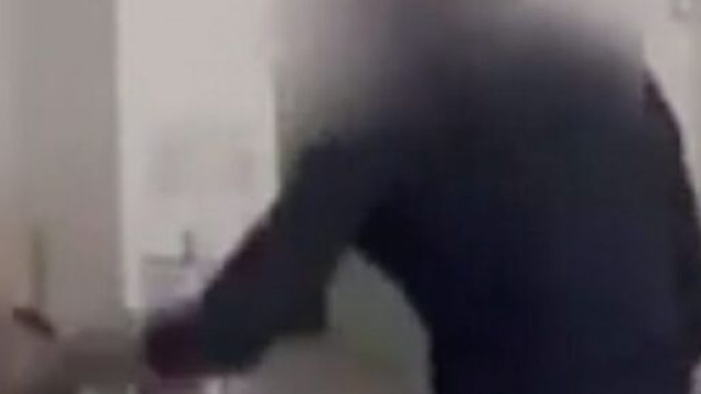 Salerno, in un video &egrave; stato ripreso un professore che d&agrave; uno schiaffo a uno studente.