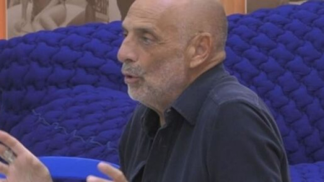 GF Vip, Paolo Brosio potrebbe essere squalificato: il giornalista avrebbe pronunciato un'imprecazione.