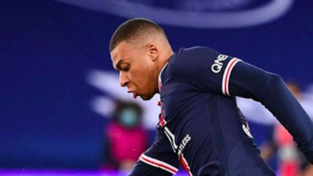 Mbapp&eacute; s'&eacute;nerve contre l'arbitrage pendant le match contre Nantes. Credit: k.mbappe/instagram