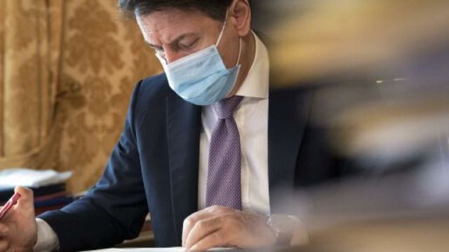 Nuovo Dpcm, il Governo valuta un coprifuoco nazionale e delle zone rosse locali.