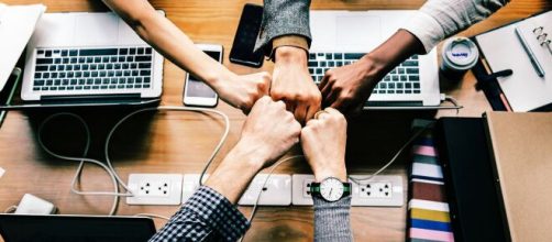 Dicas para melhorar como profissional no trabalho. (Arquivo Blasting News)