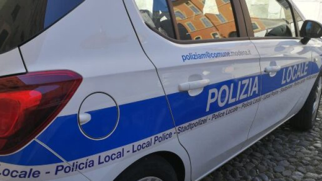 L'uomo &egrave; stato multato dalla Polizia Locale del Comune di Modena.