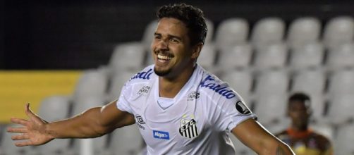 O zagueiro Lucas Verissimo &eacute; um dos jogadores do Santos que foi diagnosticado pelo coronav&iacute;rus. (Arquivo Blasting News)