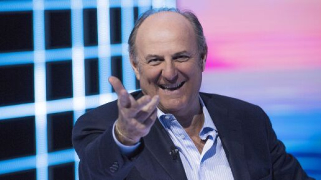 Gerry Scotti sarebbe stato ricoverato per dieci giorni in terapia intensiva.