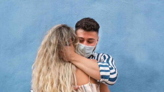 Belgio, creato 'il compegno di coccole' per il lockdown.