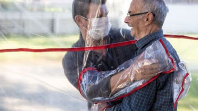 Castelfranco Veneto, baci e strette in sicurezza. Nasce la &ldquo;Stanza degli abbracci".