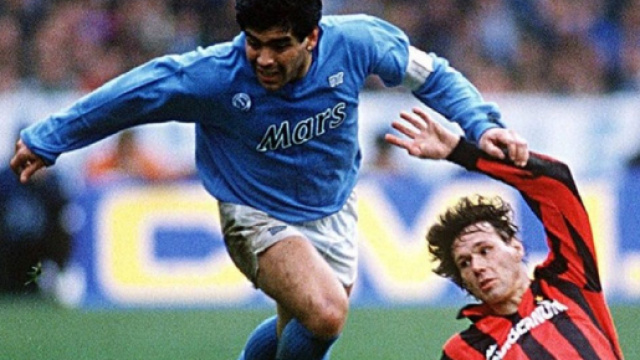 Diego Maradona e Marco Van Basten in una sfida tra Napoli e Milan di fine anni '80.