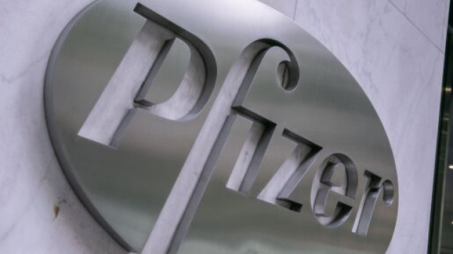 Vaccino Pfizer, alcuni volontari descrivono gli effetti collaterali come i "postumi di una sbornia".