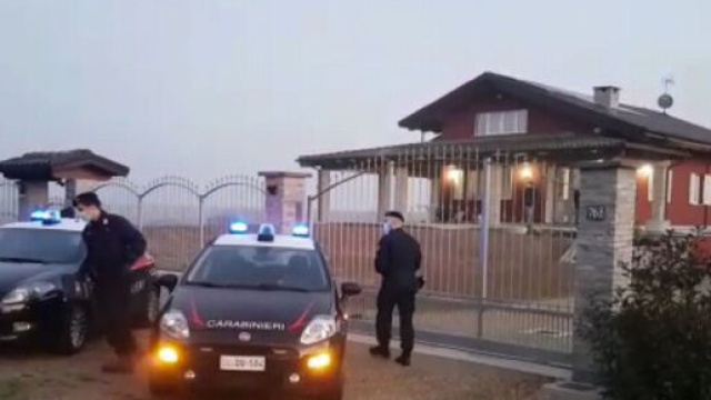 Carignano, 40enne spara a moglie e figli e si toglie la vita