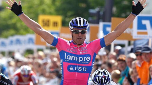 Alessandro Petacchi in una vittoria nel corso della sua carriera.