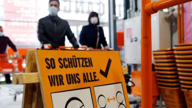 Coronavirus in Europa, l'Austria introduce il lockdown 'duro', in Francia calano i contagi.