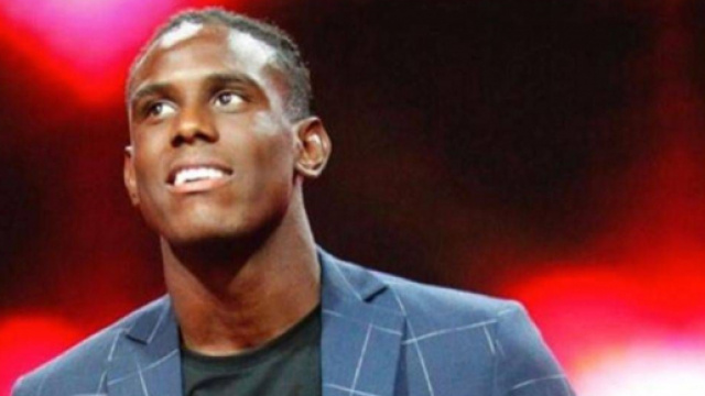 Grande Fratello Vip, Enock nega i baci a Selvaggia ma lei: 'Stavi gi&agrave; con la tua ragazza'.