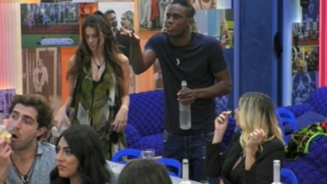Grande Fratello Vip, scontro tra Selvaggia ed Enock: lei sostiene di averlo baciato.