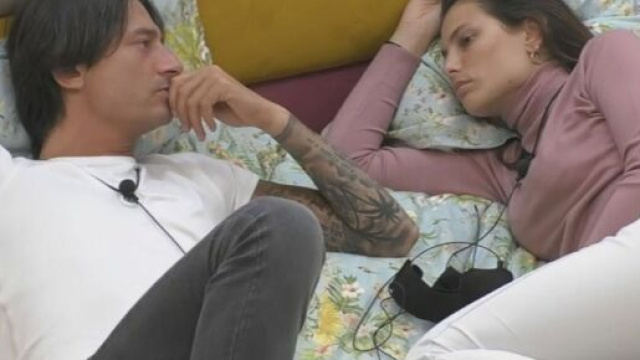 GF Vip, Francesco ha una caduta di stile su Dayane, Salemi: 'Non fare questi discorsi'.