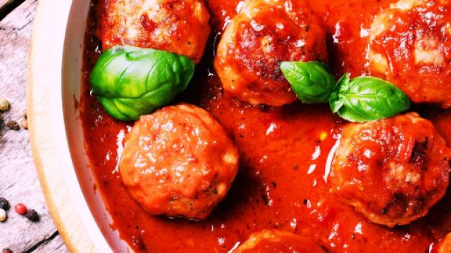 Il sugo con polpettine spesso viene utilizzato per condire la pasta.