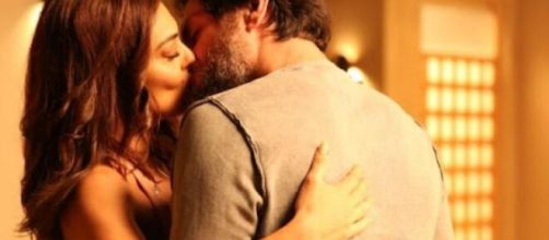 Bibi e Caio decidem retomar paix&atilde;o antiga em "A For&ccedil;a do Querer". (Reprodu&ccedil;&atilde;o/TV Globo)