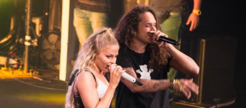 Lu&iacute;sa Sonza trocou beijos com Vit&atilde;o em show. (Reprodu&ccedil;&atilde;o/YouTube)