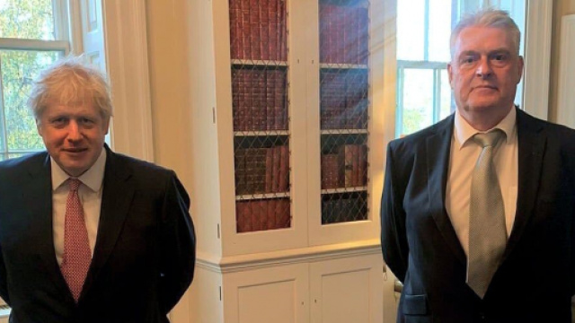 Boris Johnson, a Downing Street, al fianco del deputato Lee Anderson, risultato positivo.