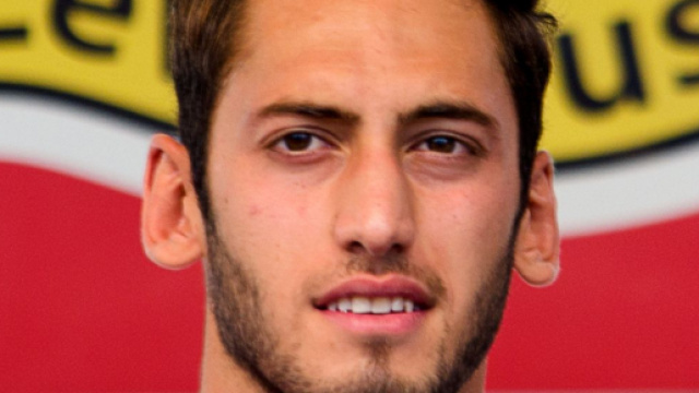 Hakan Calhanoglu potrebbe trasferirsi alla Juventus.