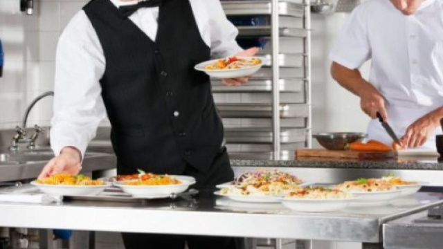 Offerte di lavoro per cuochi, camerieri e pizzaioli.