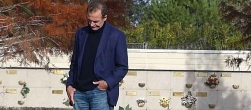 Alessandro Lequio visita la tumba de Alessandro