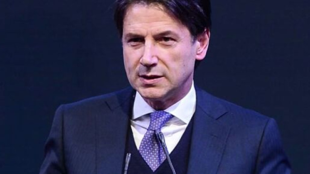 Coronavirus, il Governo starebbe studiando il dpcm Natale: negozi aperti per fasce d'et&agrave;.