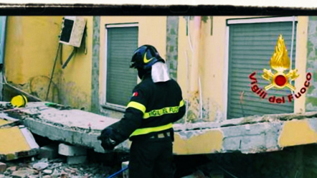 I Vigili del fuoco di Cagliari hanno estratto la vittima da sotto le macerie.